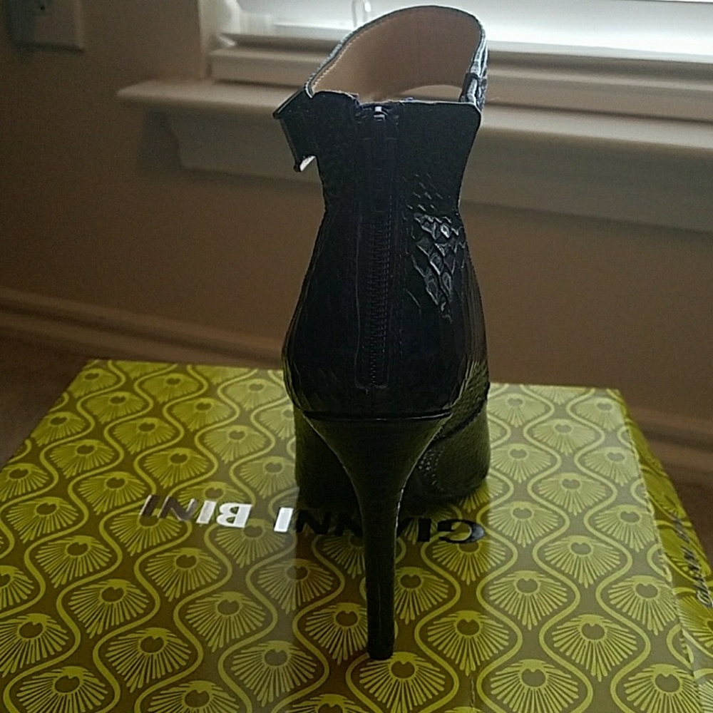 Pumps - Picture 2 of 5